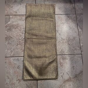 Tahari metallic runner, like new, 14x70